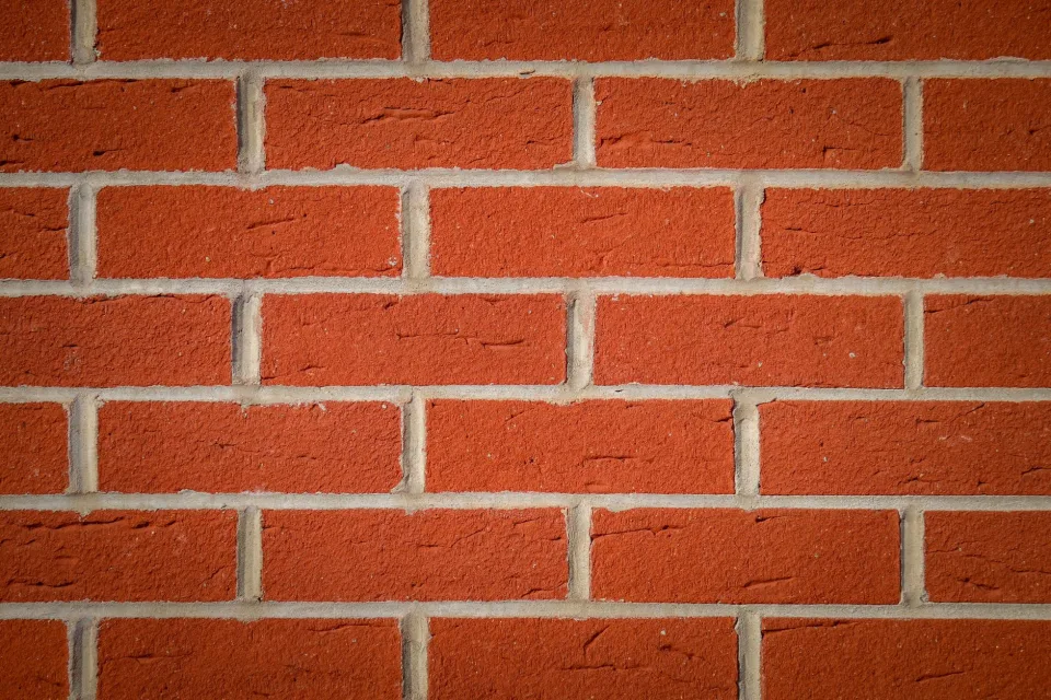 Nhân viên đang cắt sắt